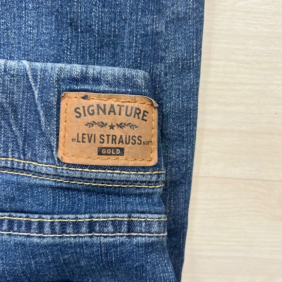 Levis Signature Jeans Womens Size 14 Blue Skinny Pull On Shaping Mid Rise - Picture 9 of 11